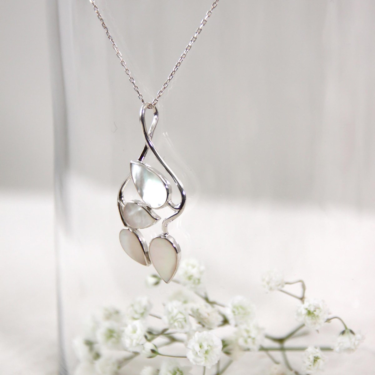 Pendentif feuillage de nacre blanche sertie argent 925 - vue 3