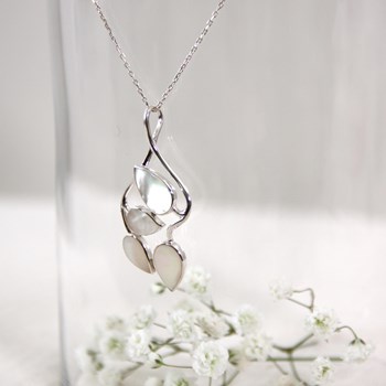 Pendentif feuillage de nacre blanche sertie argent 925
