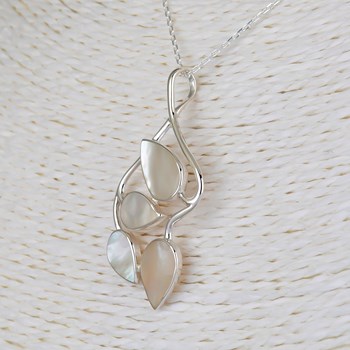 Pendentif feuillage de nacre blanche sertie argent 925