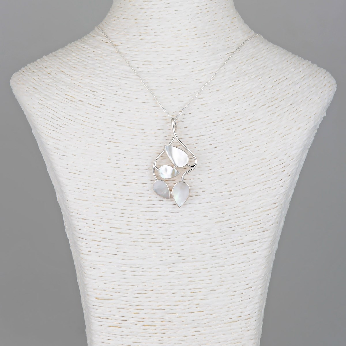 Pendentif feuillage de nacre blanche sertie argent 925 - vue 5
