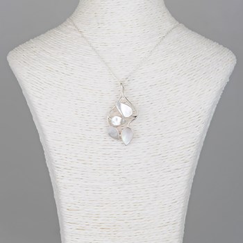 Pendentif feuillage de nacre blanche sertie argent 925