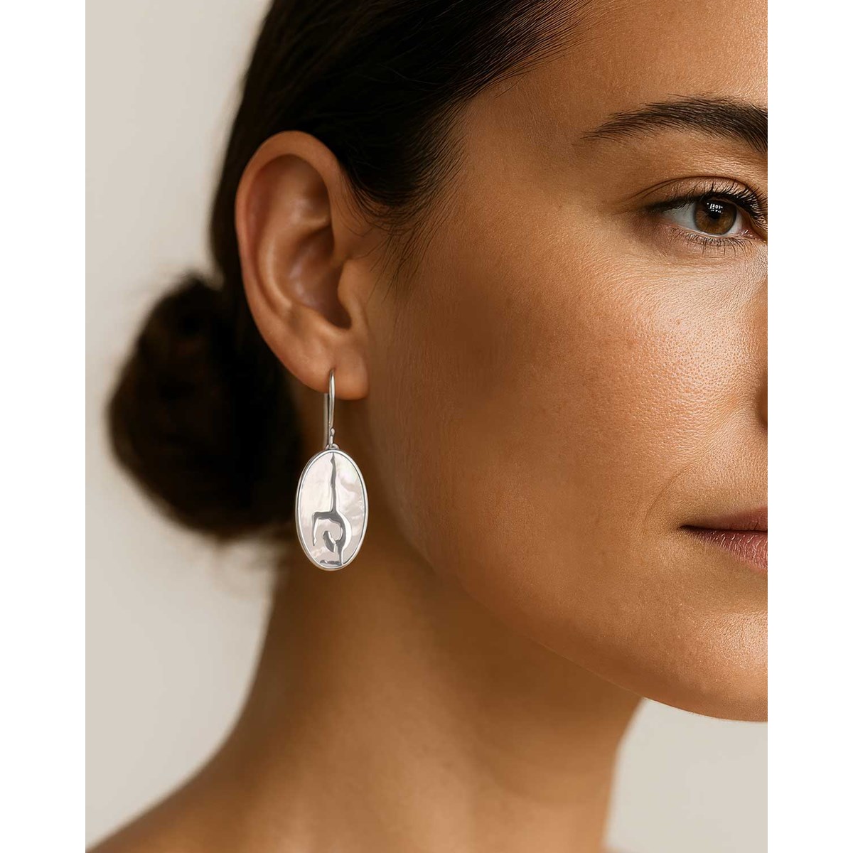 Boucles d'Oreille Yoga Pincha Mayurasana en Argent 925 et Nacre Blanche | Collection Zen ADEN - vue 2