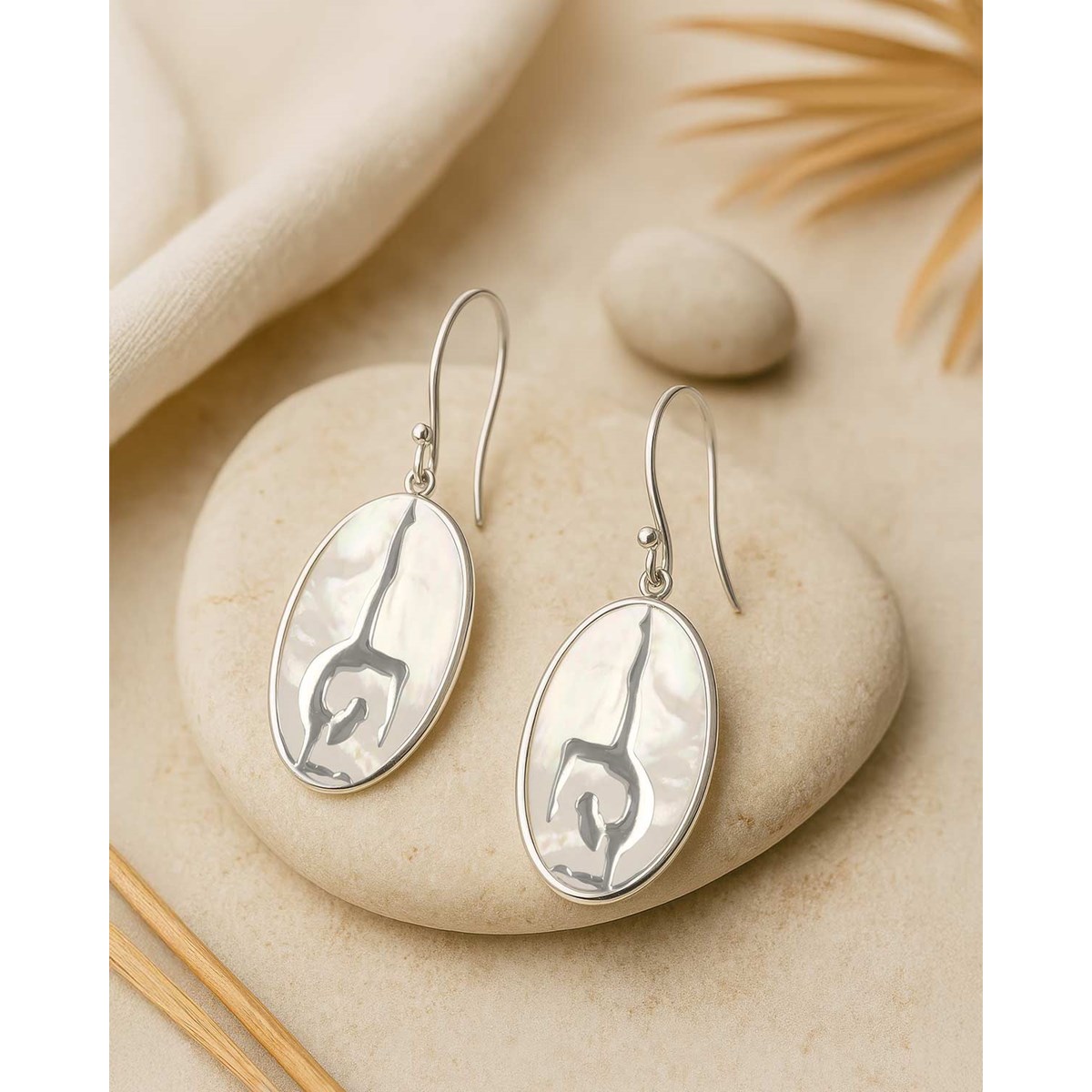 Boucles d'Oreille Yoga Pincha Mayurasana en Argent 925 et Nacre Blanche | Collection Zen ADEN - vue 3