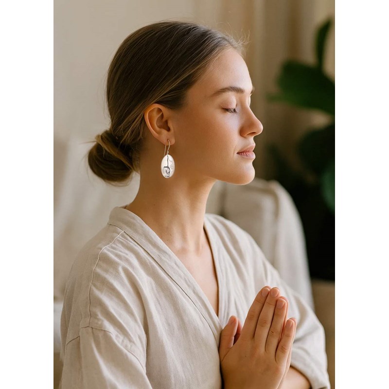 Boucles d'Oreille Yoga Pincha Mayurasana en Argent 925 et Nacre Blanche | Collection Zen ADEN - vue 4