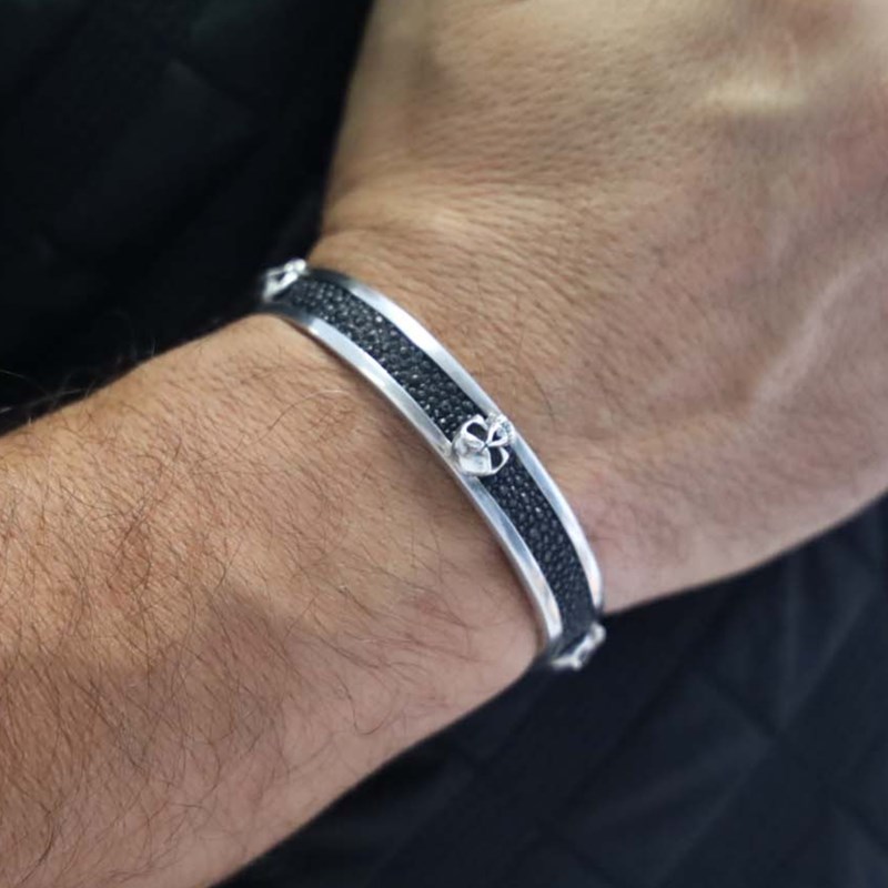 Bracelet jonc tête de mort argent et galuchat - vue V3