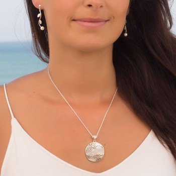 Pendentif argent rond en dentelles d'argent fin et vagues de nacre blanche