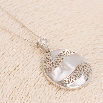 Pendentif argent rond en dentelles d'argent fin et vagues de nacre blanche