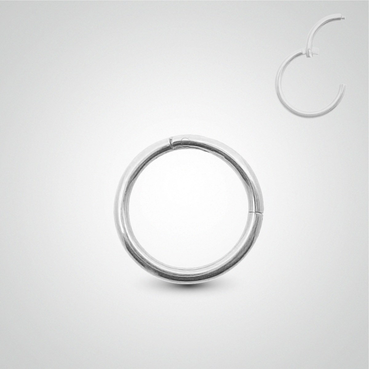 Piercing de tragus : anneau en or blanc pose manuelle