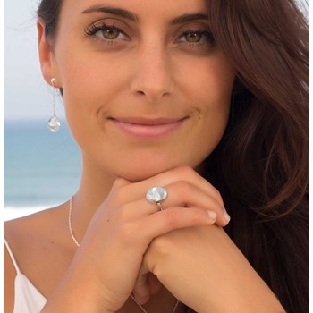 Bague en Nacre Blanche Naturelle et Argent 925 : Dentelles d'Argent pour un Look Élégant et Raffiné