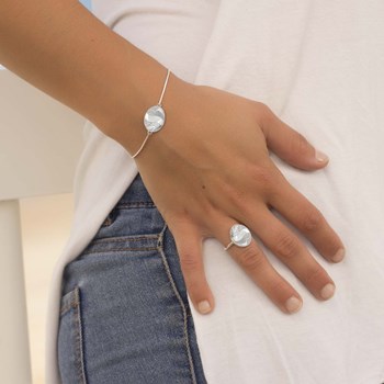 Bague en Nacre Blanche Naturelle et Argent 925 : Dentelles d'Argent pour un Look Élégant et Raffiné