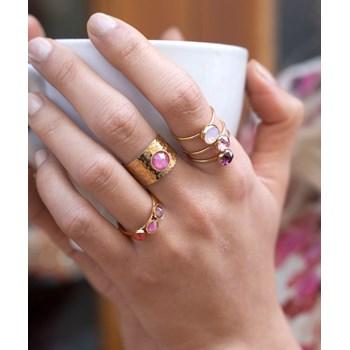 Verstelbare gehamerde ring van verguld staal met Swarovski-kristallen en kristalsteen