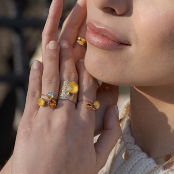 Bague ajustable martelée en acier dorée ornée de cristaux Swarovski avec pierre Crystal jaune
