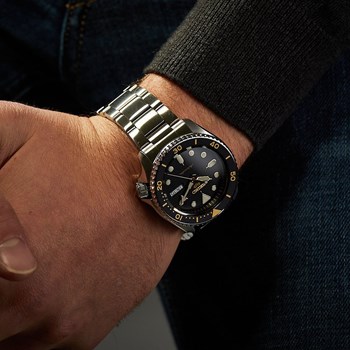 Montre Seiko 5 Sports automatique acier
lunette noire chiffres dorés