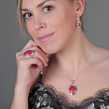 Gros pendentif en corail rouge dans son nid d'argent 925 rhodié