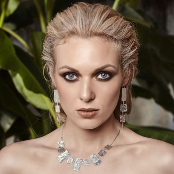 Boucles d'oreilles en plaqué or rose métalliques, longues et géométriques faites à la main - Bijou de créateur