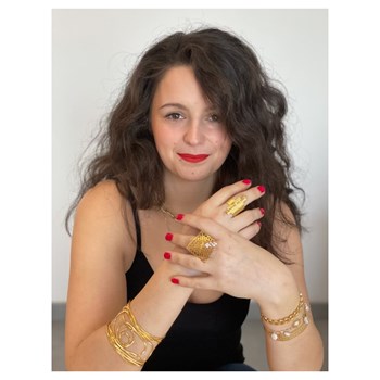 Bague ajustable en plaqué or rose avec métal géométrique, perles et cristaux - Bijou de créateur