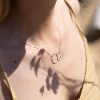 Collier Fin Argent Tendance 2 Anneaux Entrelacés Cercles