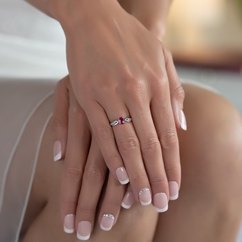 Bague ADEN Or 585 Blanc Rubis et diamants 1.32grs