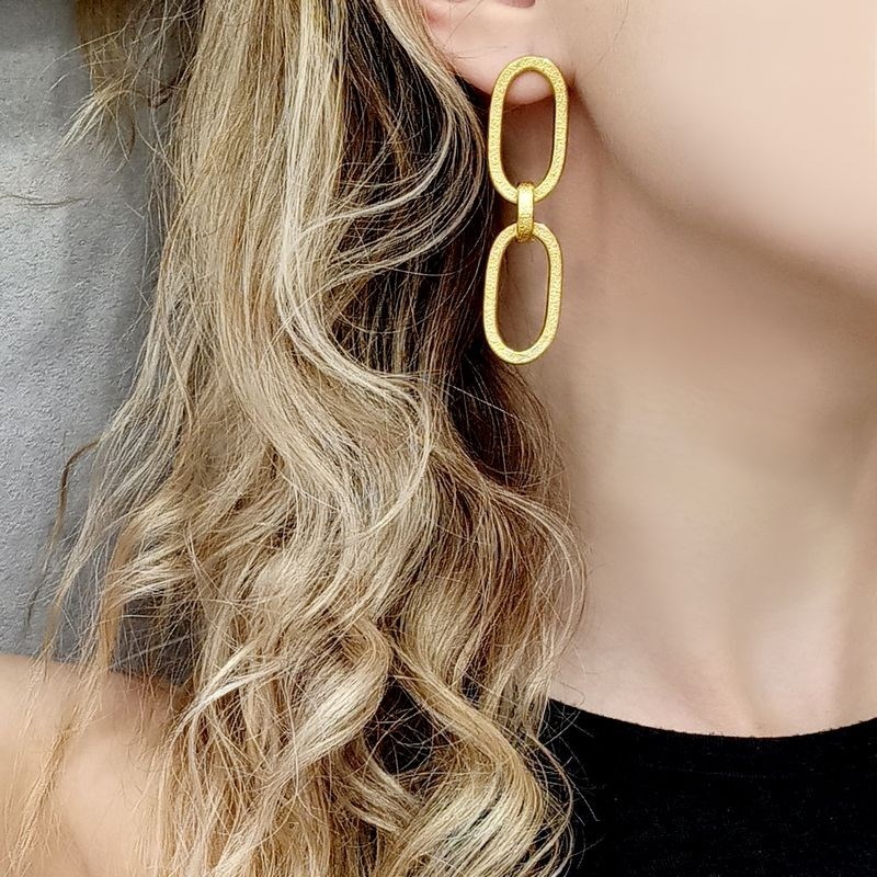 Boucles d'oreilles pendantes en plaqué or faites à la main avec deux mailles - Bijou de créateur - vue 2