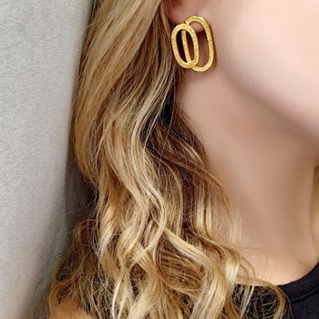 Boucles d'oreilles à clou en plaqué or rose faites à la main avec doubles mailles superposées - Bijou de créateur