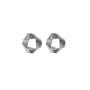 Boucles d'oreilles à clou en plaqué argent faites à la main géométriques avec plis - Bijou de créateur