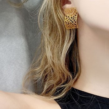 Boucles d'oreilles à clou en plaqué or rose faites à la main avec arabesque géométrique - Bijou de créateur
