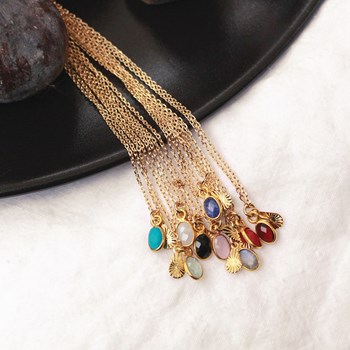 Delicate and sensual necklace in 24K gold GAÏA Rainbow moonstone.