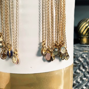 Delicate and sensual necklace in 24K gold GAÏA Rainbow moonstone.