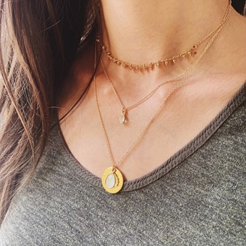 Delicate and sensual necklace in 24K gold GAÏA Rainbow moonstone.