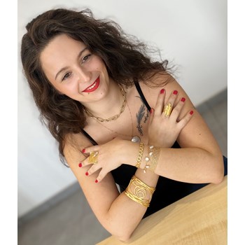 Thin gold-plated steel bracelet, various charms in natural white Agate stone with adjustable chain