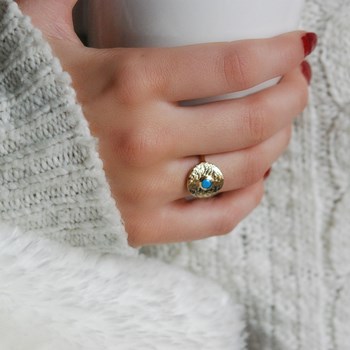 Bague pour femme KENZA en plaqué or jaune martelé ornée d'une pierre bleue- Bijoux Privés Discovery