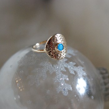 Bague pour femme KENZA en plaqué or jaune martelé ornée d'une pierre bleue- Bijoux Privés Discovery