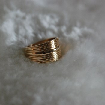 Bague pour femme large en plaqué or jaune ROMANE striée- Bijoux Privés Discovery