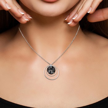 Ronde zilveren halsketting versierd met een fonkelende SC-kristal in gerhodineerd metaal