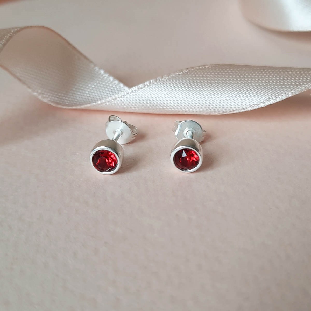 Boucles d'oreilles clous rondes LÉA Argenté & Rouge écarlate - vue 3