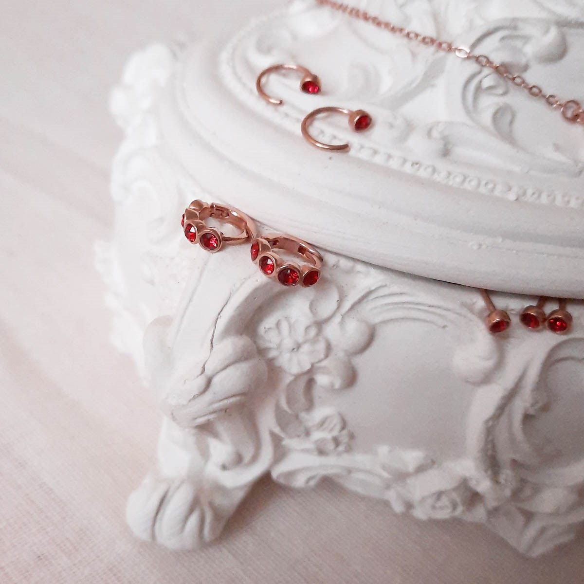 Boucles d'oreilles petites demi créoles XAVIER Doré & Rouge écarlate - vue 5