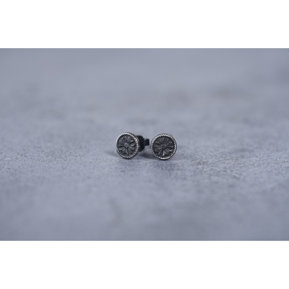Boucles d'oreilles clous Vitor en PVD - vue 3