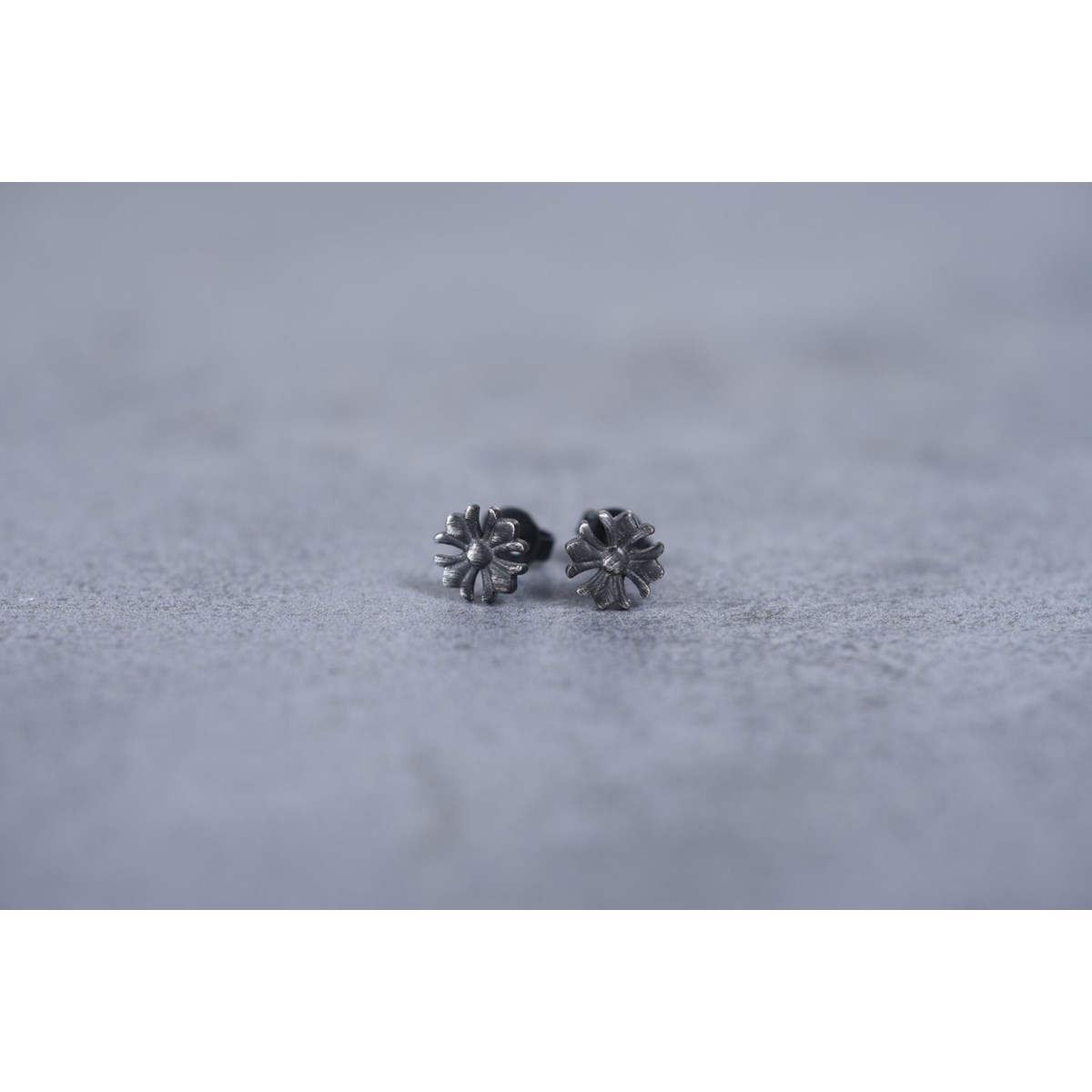Boucles d'oreilles clous Vitor en PVD - vue 3