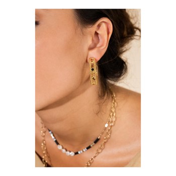 Verguld stalen oorbellen bezet met een natuurlijke zwarte steen