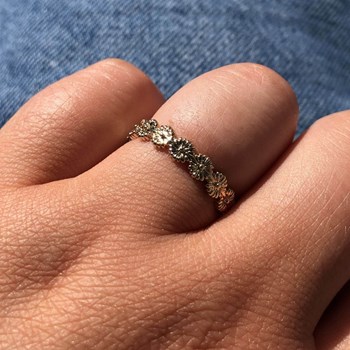 Vergulde ring met kleine bloemen