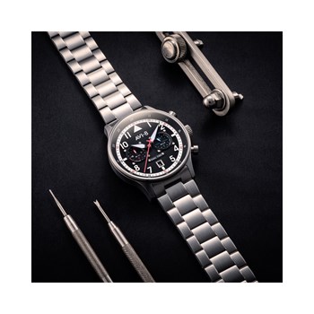 Montre homme quartz japonais AVI-8 - Bracelet acier - Date