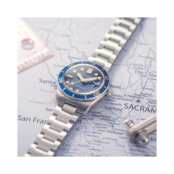 Montre homme automatique japonais Spinnaker - Bracelet acier inoxydable - 3 aiguilles avec date, lunette tournante