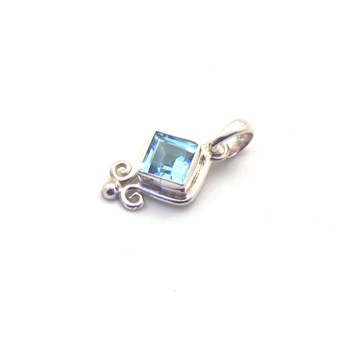 Pendentif en argent et topaze bleu facetté