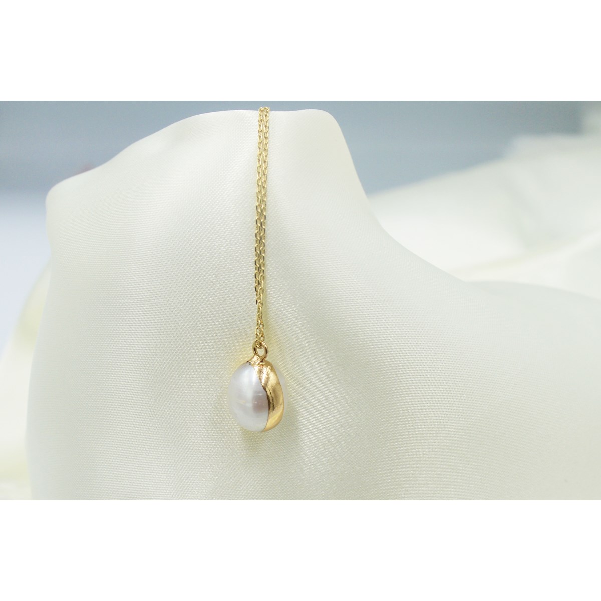 Collier délicat minimaliste pendentif perle de nacre doré - vue 3