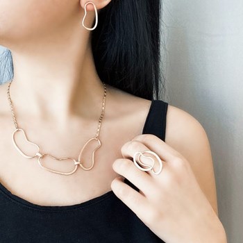 Boucles d'oreilles pendantes en plaqué or rose faites à la main avec deux textures différentes - Bijou de créateur