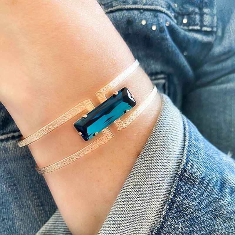 Bracelet ajustable en plaqué or rose ornée d'une pierre cristal bleu - Bijou de créateur - vue 2