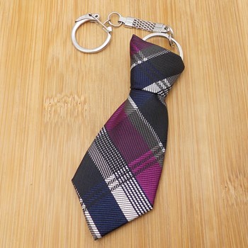 Porte-clés cravate en tissu style écossais noir blanc gris et fushia argenté