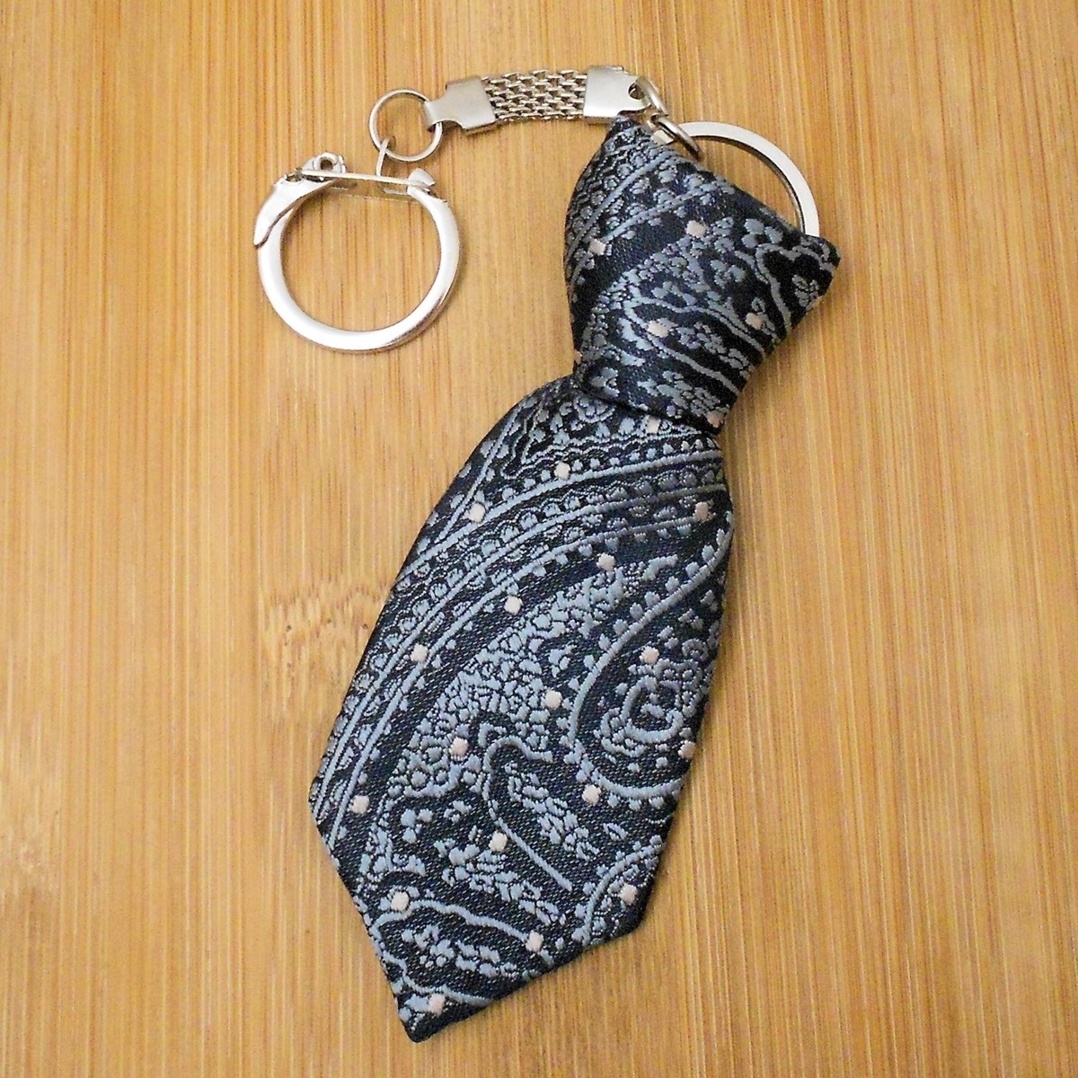 Porte-clés cravate en tissu motif fleuri fond noir argenté - vue 2