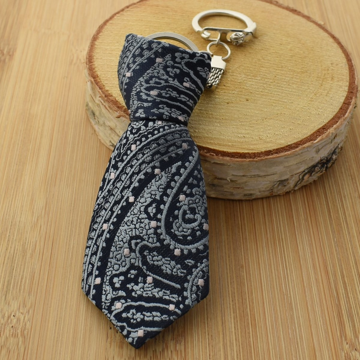 Porte-clés cravate en tissu motif fleuri fond noir argenté - vue 3