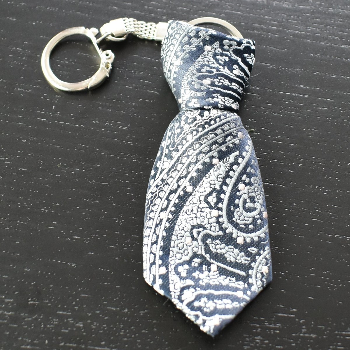 Porte-clés cravate en tissu motif fleuri fond noir argenté - vue 4